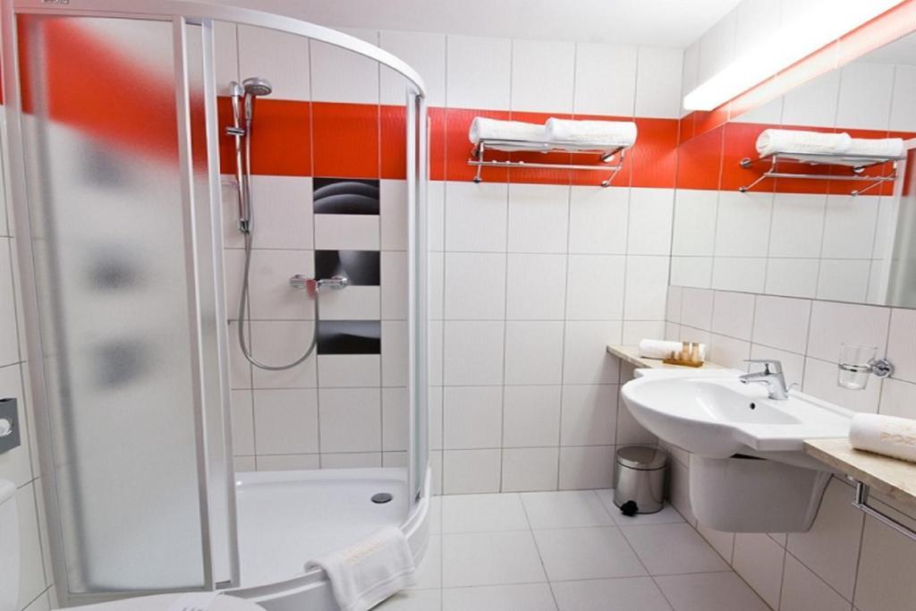 Hotel Poznanski A2 Luboń Oda fotoğraf